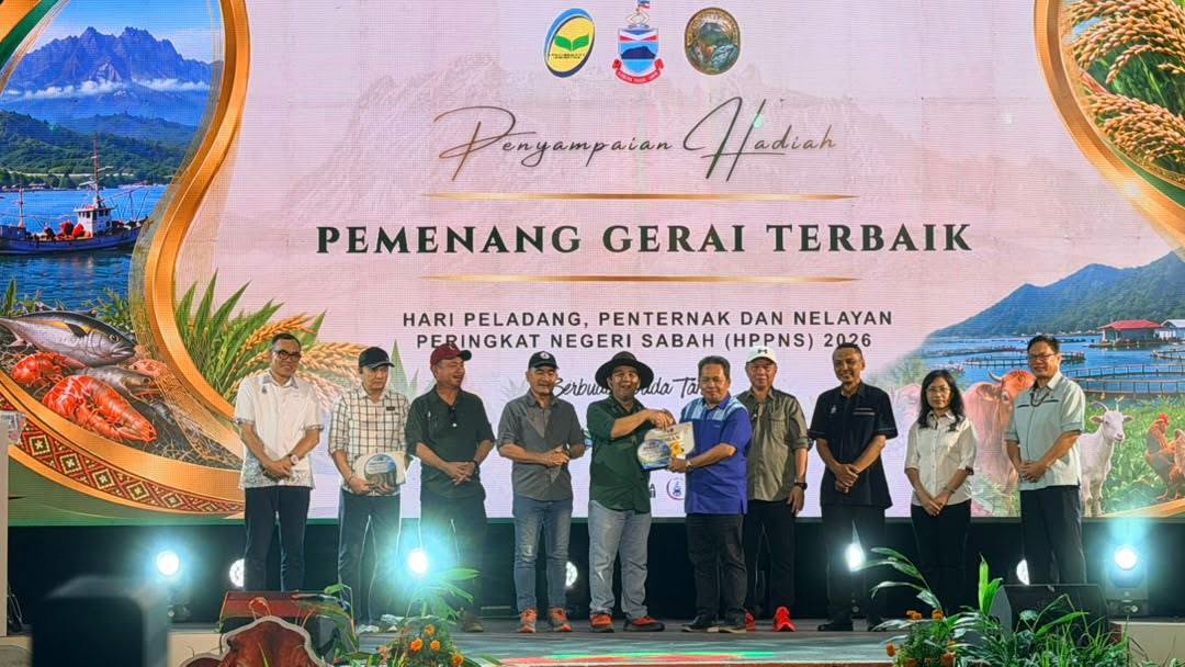 Menteri Pertanian, Perikanan dan Industri Makanan Sabah menyampaikan Hadiah Gerai Terbaik kepada Pengurus Besar Ko-Nelayan di pentas HPPNS 2026